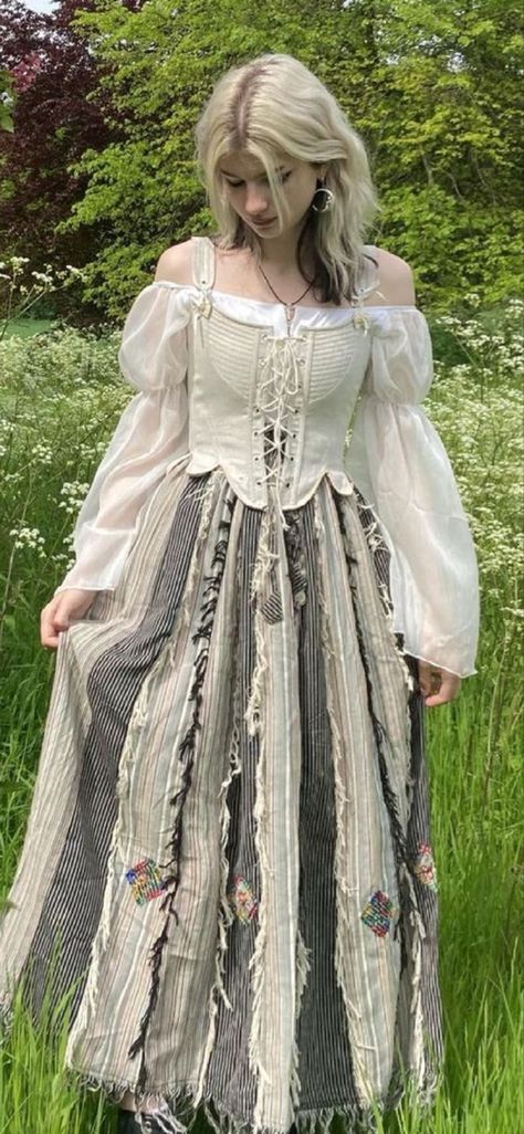 Fairycore Inspo Outfit, Dark Fairytale Outfit, Goblincore Dress Aesthetic, Fair Grunge Outfit, Cute Ren Fair Outfits, Cottage Core Fairy Costume, Fairy Core Outfit Ideas, Rennaisance Outfits Fairy, Renfaire Outfit Fairy