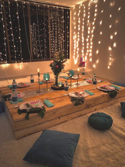 Indoor Dinner Ideas, Birthday Setups At Home, Cozy Birthday Decor At Home, Boho Indoor Party, Indoor Picnic Setup Ideas, At Home Concert Ideas, Cosy Birthday Party Ideas, Cozy Bday Party, Cozy Birthday Decor