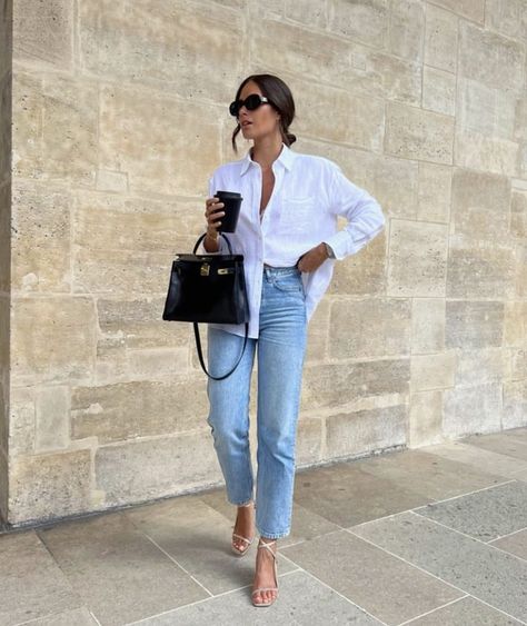 11 Chic Outfits With Mom Jeans | Le Chic Street White Shirt Outfits, Looks Jeans, Mom Jeans Outfit, Capsule Wardrobe Outfits, Outfit Chic, Elegante Casual, Outfit Jeans, Mode Casual, Wardrobe Outfits