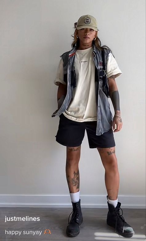 Masculine Festival Outfit Women, Enby Style Summer, Masculine Concert Outfits, Femine Masculine Fashion, Masc Brunch Outfit, Masc Women Aesthetic Street Styles, Androgynous Beach Outfits, Lesbian Streetwear Fashion, Curvy Masc Lesbian Fashion