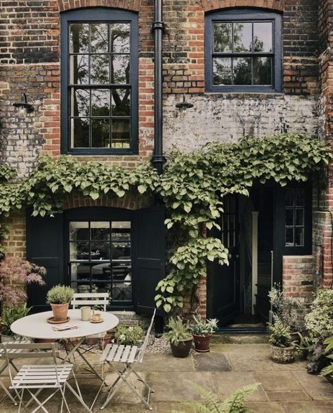 Uk Small Terraced House Interiors, Considered Things, Cassandra Ellis, Patio Decking, Small City Garden, City Gardens, Courtyard Ideas, Townhouse Garden, Urban Backyard