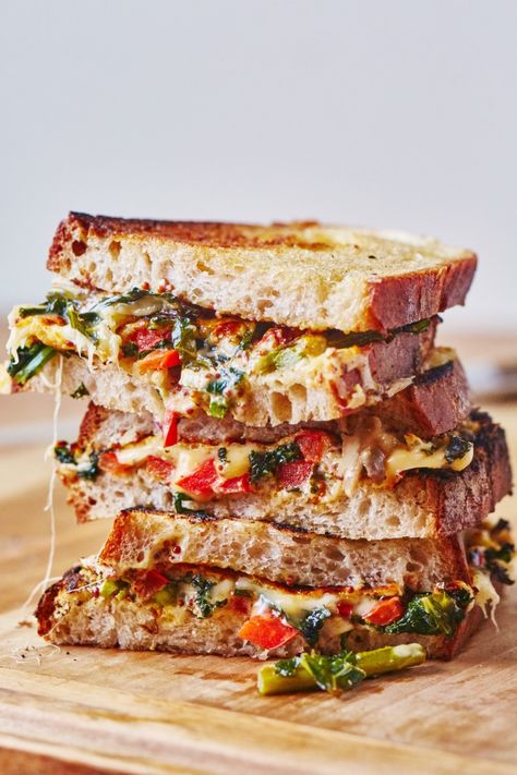 Cheesy Vegetable Melts Recipe. This gourmet vegetarian grilled cheese is one of the most easy recipes you'll find to eat more veggies! Ideas like this are classic with a twist, the best choice for lunches and dinners for kids and adults. Comfort food has never been so tasty! Made with dijon mustard, mayonnaise, onion, asparagus, mushroom, red bell pepper, kale, garlic, sourdough, and gouda cheese. Cheesy Vegetable, Vegetarian Grilling, Lent Recipes, Melt Recipe, Easy Vegetarian Dinner, Healthy Comfort, Food Meals, Meatless Dinner, Sloppy Joe