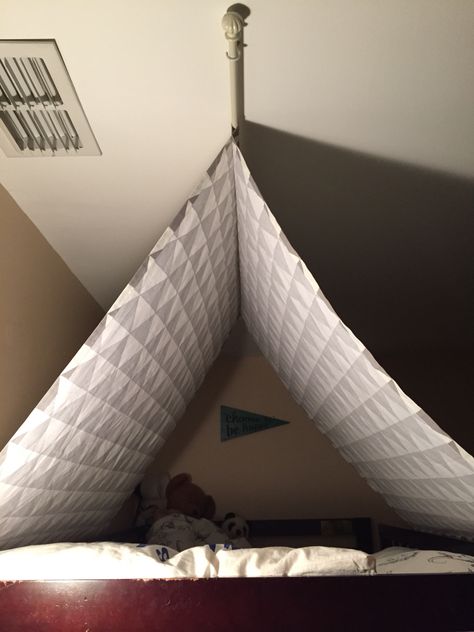 Top bunk tent, hung from the ceiling on a curtain rod, sides attached with Velcro. Top Bunk Fort Ideas, Top Bunk Curtain Diy, Diy Top Bunk Tent, Bunk Bed Netting, Tent Bunk Bed, Top Bunk Privacy Ideas, Top Bunk Canopy, Bunk Bed Canopy Diy, Tuffing Bunk Bed Hack