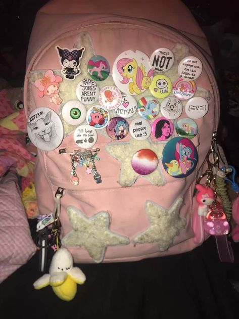 School Bag With Pins, Keychains On Bag, Diy Pins For Backpack, Keychain On Bag, Pins On Backpack, Bag With Pins, Decorated Backpack, School Keychain, Backpack With Pins