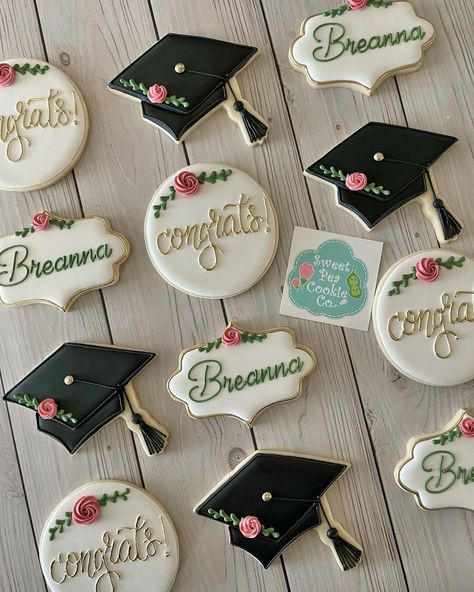 College Graduation Cookies 2023, Graduation Cap Cookies Decorated, Graduation Cookies 2020, College Graduation Cookies Ideas, Cookies For Graduation Party, Graduation Decorated Sugar Cookies, Flower Graduation Cookies, Grad Cookies 2023, Girl Graduation Cookies