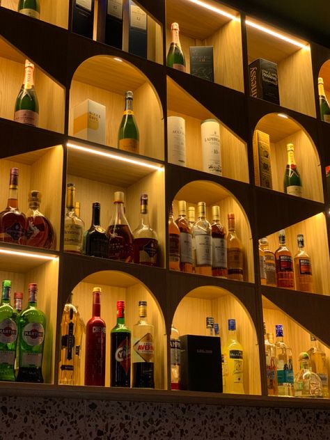 Luxury Liquor Display, Small Bar Lounge Design, Front Bar Design, Backlit Bar Shelves, Backbar Ideas, Bar Liquor Display, Bar Display Ideas, Bar Niche, Backlit Bar