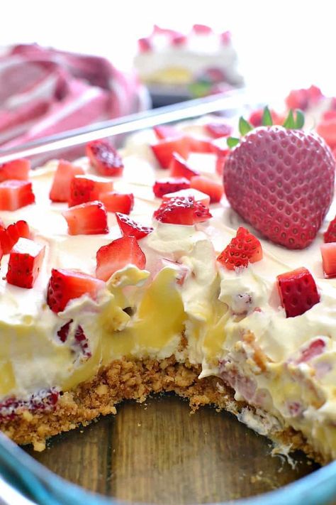 Lush Dessert, Lush Cake, Yummy Deserts, Strawberry Dessert Recipes, Stick Butter, Layered Desserts, Crunchy Cookies, Fruity Desserts, Pudding Desserts