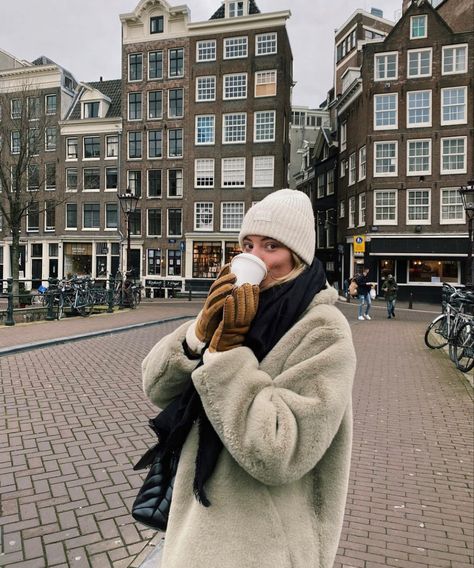 Europe Picture Ideas Winter, Pics In Amsterdam, Oslo Picture Ideas, Netherlands Winter Outfit, Amsterdam Aesthetic Instagram, Photo Inspo Europe, Winter In Amsterdam Outfit, Amsterdam Photo Ideas Winter, Amsterdam Outfits Winter