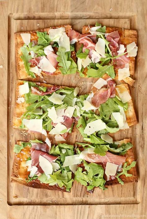 Prosciutto Flatbread Pizza, Arugula Flatbread Pizza, Arugula Flatbread, Summer Dinner Party Menu, Easy Dinner Party Recipes, Casual Dinner Party, Italian Dinner Party, Entertaining Dinner, Lunch Party