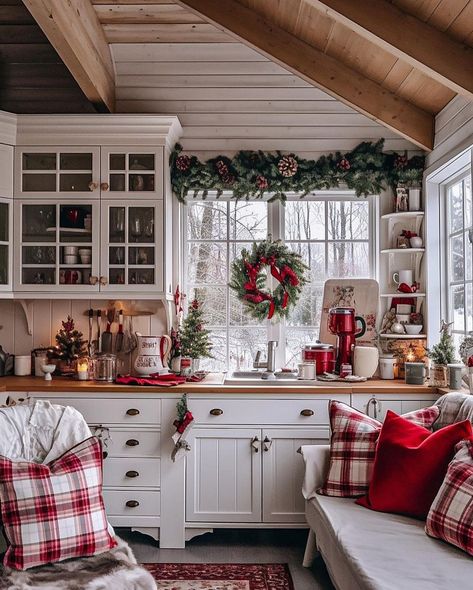 Farmhouse Christmas Kitchen, Cozy Christmas Decor, Casa Country, Christmas Cottage, Cabin Kitchens, Cottage Christmas, Christmas Kitchen Decor, Deco Retro, Nice Pictures