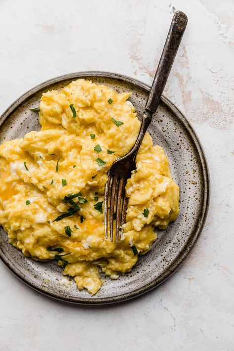 These cheesy scrambled eggs are soft eggs scrambled made with cheese and cooked in butter to create soft egg folds. Scrambled Egg Bake, Oven Scrambled Eggs, Bake Bacon, Oven Cooked Bacon, Cheesy Scrambled Eggs, Fluffy Scrambled Eggs, Scrambled Eggs Recipe, Cheesy Eggs, Baked Bacon