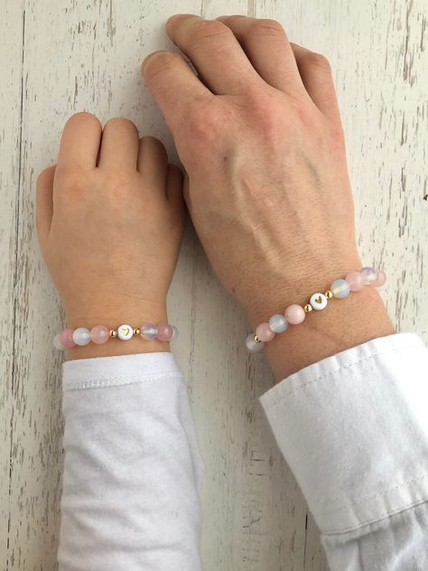 🔹This is a beautiful set of matching mother/daughter beaded bracelets. These make a perfect gift for a mama and daughter duo, or any ladies who want to show their special connection.  Matching with your little is always fun, and these dainty bracelets make dressing up even more special!  In these weird and crazy times, it can be hard to feel connected with family and friends if we are separated by distance or by a quarantine. These simple little bracelets can help your little ones feel connecte Mom And Daughter Nails, Mom And Daughter Bracelets, Mama And Daughter, Mom Daughter Jewelry, Homemade Bracelets, Mini Jewelry, Mama And Mini, Daughter Jewelry, Mom And Daughter