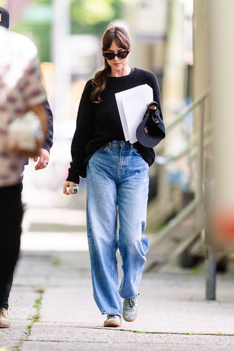 Johnson Core, Rebecca Core, Dakota Johnson Street Style, Simple Elegant Style, Dakota Style, Dakota Johnson Style, Fall Outfits For School, College Fits, Skandinavian Fashion