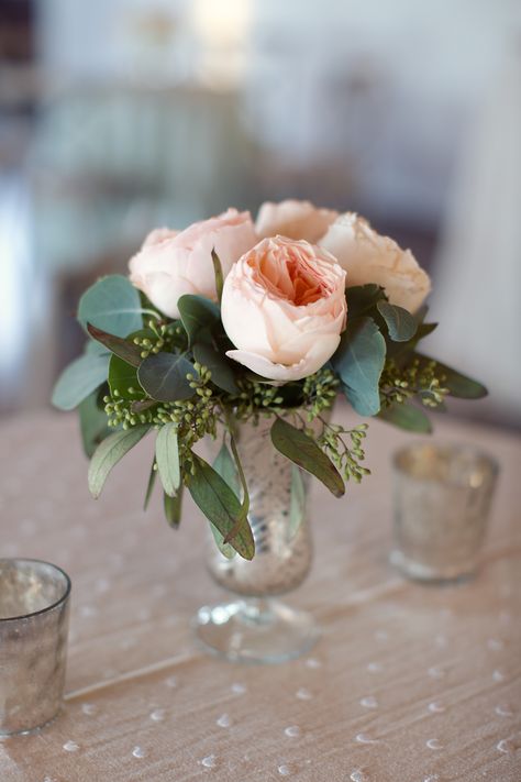 Simple but elegant table arrangement! #bflive   Read More: http://www.stylemepretty.com/2014/05/06/urban-english-garden-inspired-wedding/ Rose Centerpieces, Simple Wedding Cake, Diy Wedding Flowers, Flower Centerpieces Wedding, Deco Floral, Wedding Flower Arrangements, Garden Inspired, Wedding Table Centerpieces, Table Arrangements