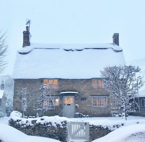 Cottages England, Country England, Deco Champetre, My French Country Home, England Homes, Favourite Movie, Cottage Shabby Chic, English Country Decor, Thatched Cottage