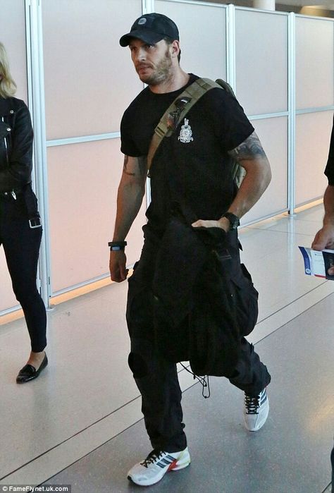 Tom Hardy Sept 2014 airport Tom Hardy Street Style, Tom Hardy Outfit Casual, Tom Hardy Style Casual, Tom Hardy Outfit, Tom Hardy Style, Tom Hardy Aesthetic, Tom Hardy Actor, Greg Williams, Toronto Film Festival