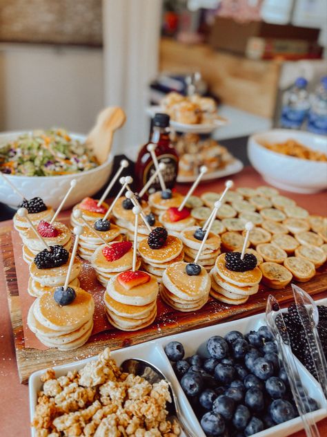 Breakfast Party Ideas, Pinterest Breakfast, Breakfast Brunch Party, Bridesmaid Brunch, Fall Brunch, Girls Brunch, Breakfast Party, Baby Shower Brunch, Birthday Brunch