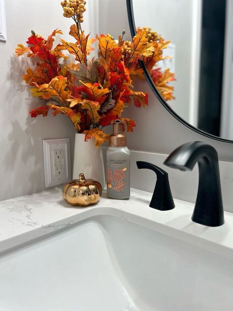 Cheer yourself Up with 15 Easy Fall Bathroom Decor Ideas Fall Decor Restroom, Bathroom Fall Decorating Ideas, Fall Restroom Decor Ideas, Fall Decor For Bathroom, Fall Bathroom Ideas, Bathroom Fall Decorations, Fall Decor Bathroom, Bathroom Decor Fall, Fall Bathroom Decor Ideas