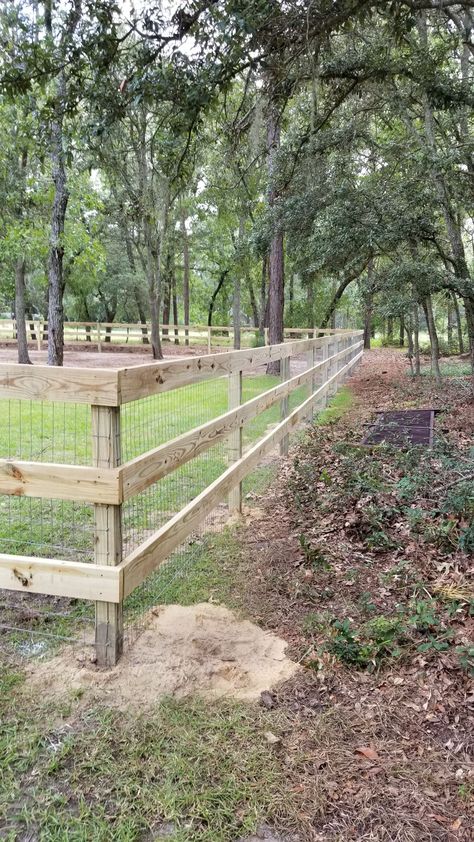 2x6 three rail fence with wire mesh behind. Cheapest Fence Ideas, Farm Backyard, Landscaping Entrance, Fences Ideas, Pasture Fencing, Wood Fences, Country Fences, Horse Fencing, Diy Fence