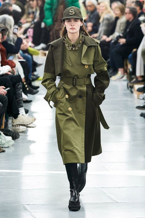 Sacai Pre-Fall 2020 collection, runway looks, beauty, models, and reviews. Army Look, Military Looks, Moda Paris, Moda Chic, Army Fashion, Vogue Russia, 2020 Fashion, Trend Report, Clothes Women