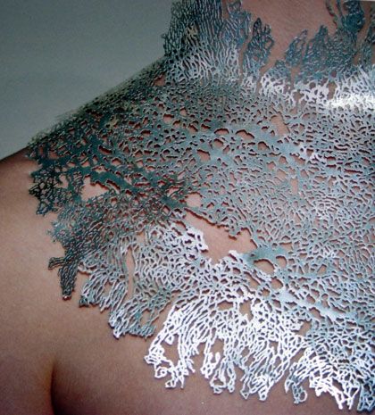 Colletin de lichen ou en aluminium "aérien" ? Contemporary Jewelry Design, Body Adornment, Neck Piece, Contemporary Jewellery, Contemporary Jewelry, Modern Jewelry, Statement Jewelry, The Little Mermaid, Wearable Art