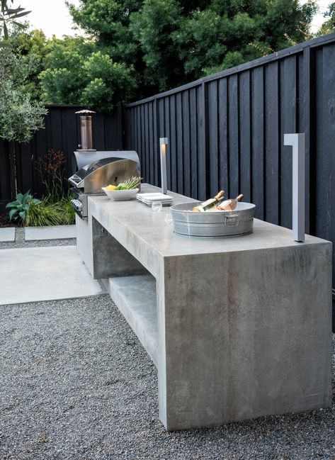 BBQ, pizza oven and plenty of serving counter space - including an ice bucket. Serving Counter, Outdoor Bbq Area, Terrasse Design, Bbq Pizza, Outdoor Kitchen Bars, Outdoor Bbq Kitchen, Outdoor Kitchen Design Layout, Bbq Kitchen, Outdoor Kitchen Patio