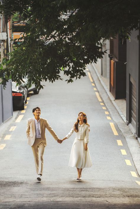 Korean Wedding Prenup Shoot, Korean Style Prenup Shoot, Korean Inspired Wedding Photoshoot, Korea Prewedding Photoshoot Outdoor, Korean Prewedding Photoshoot, Couple Outfit Photoshoot Photo Ideas, Korean Prenup Shoot, Korean Pre Nup Ideas, Beige Couple Photoshoot