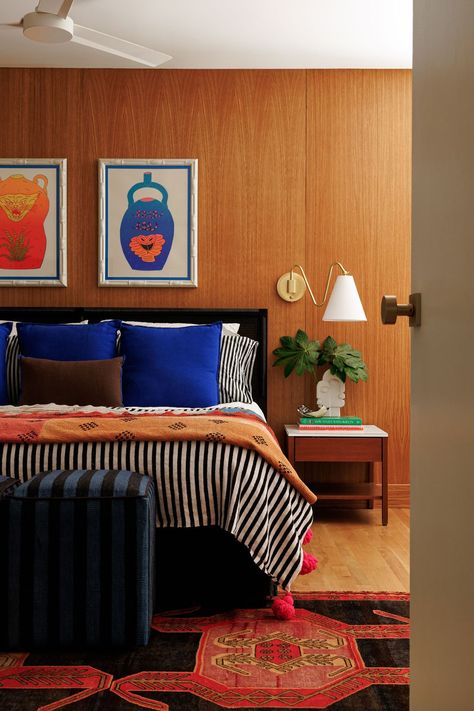 Vibrant Accents Zest Up This Midcentury Home in Raleigh Commune Design Bedroom, Bedroom Ideas Vibrant, Stylish Guest Bedroom, Unisex Bedroom Decor, Mid Mod Bedroom Decor, 11 By 13 Bedroom Interior Design, Lounge Bedroom Ideas Small Spaces, Modern Eccentric Bedroom, Mid Century Colorful Bedroom