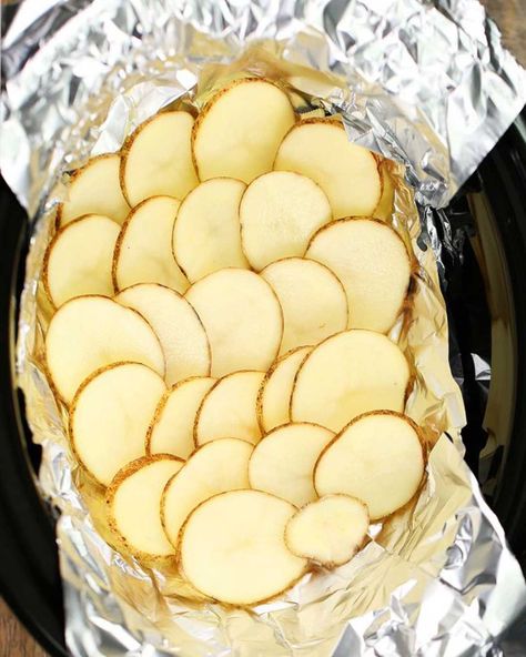 Lay potatoes in a foil-lined slow cooker for an easy dish almost too good to be true Potato Dishes Easy, Cheesy Bacon Potatoes, Bacon Potatoes, Slow Cooker Potatoes, Crock Pot Potatoes, Bacon Potato, Cheesy Bacon, Potato Side Dishes, Tin Foil