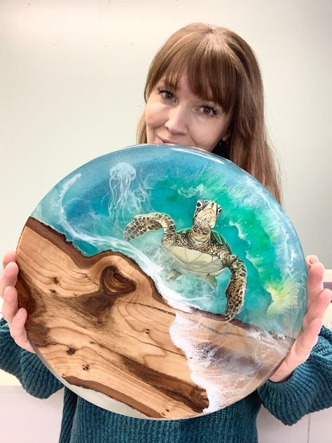 Sea Turtle Art Project, Resin Sea Art, Layering Resin, Water Animals Art, Resin Pictures, Layer Painting, Resin Turtle, Sea Turtle Pictures, Ocean Resin Art