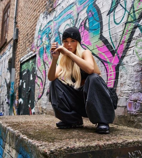 Hiphop Photoshoot, Street Fashion Photoshoot, Streetwear Photoshoot, Graffiti Girl, Graffiti Photography, Dance Photography Poses, Senior Photo Outfits, Dance Photos, Street Fashion Photography