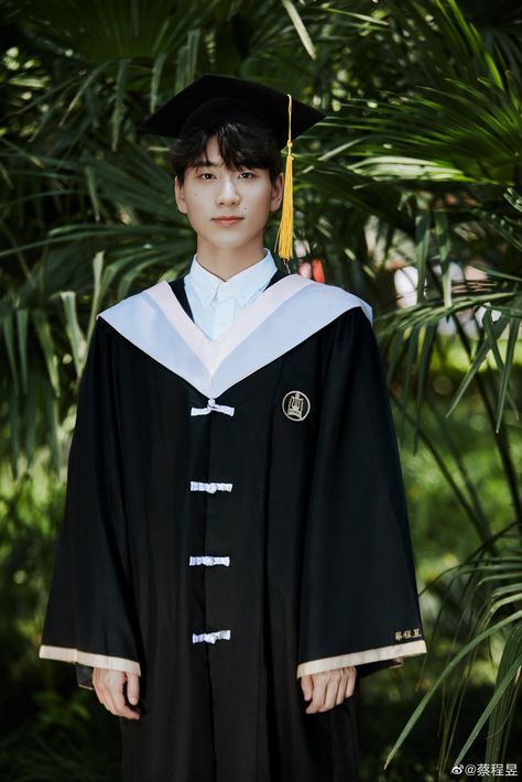 Phd Regalia, Graduation Robe Design, Oxford Uniform, Academic Robes, Graduation Dress University, Tie Knots Men, Academic Gown, Academic Regalia, Guys Fashion Casual