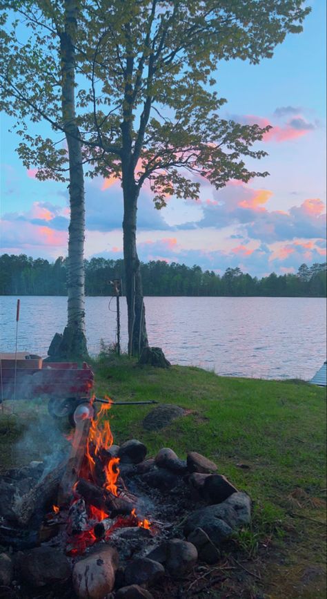 Vacation Lake House, Camping By The Lake, Lake House Minnesota, Lake Day Ideas, Lake Summer Vibes, Outside Life Aesthetic, Lake House Life Aesthetic, Summer Lake Cabin Aesthetic, Lake Mom Aesthetic