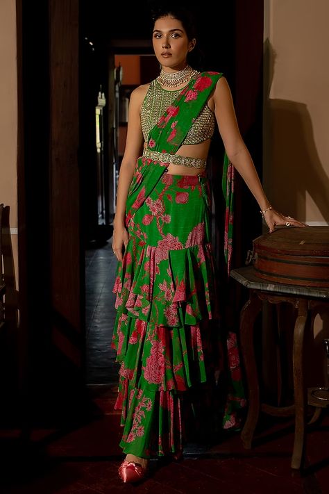 Green Georgette Printed Layered Pre-Stitched Saree Set Design by Paulmi & Harsh at Pernia's Pop Up Shop 2023 Sangeet Dance Floor, Paulmi And Harsh, Halter Neck Blouses, Saree With Belt, Big Floral, 1950’s Fashion, Floral Saree, Ruffle Saree, Drape Saree