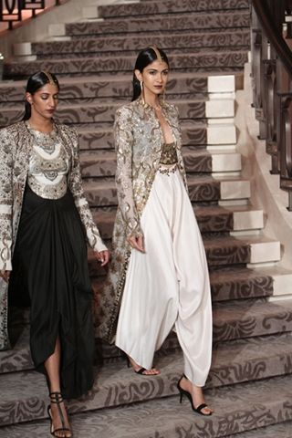 jacket with crope top and sharra/pallazos/dhoti pants Anamika Khanna - Summer/Resort 2015 Anamika Khanna, Dhoti Pants, Party Mode, Vogue India, Indian Inspired, Indian Couture, فستان سهرة, Indian Designer Outfits, Indian Attire