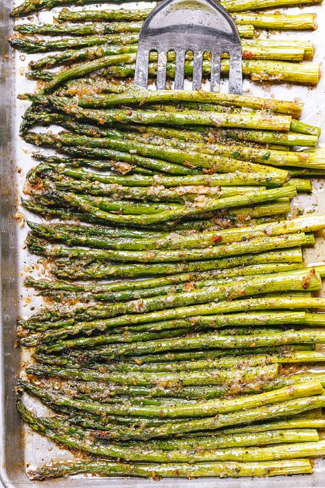 Garlic Parmesan Roasted Asparagus Recipe - #asparagus #recipe #eatwell101 - These epic roasted garlic parmesan asparagus are crispy and golden on the outside, yet tender on the inside. - #recipe by #eatwell101® Recipe Asparagus, Easy Asparagus Recipes, Asparagus Recipes Baked, Asparagus Recipes Roasted, Parmesan Green Beans, Oven Roasted Asparagus, Parmesan Asparagus, Baked Asparagus, How To Cook Asparagus