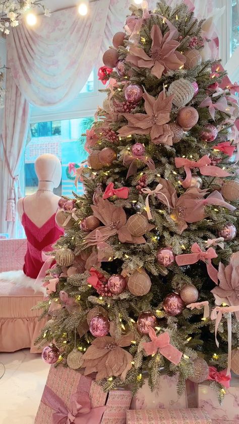 Pink Victorian Christmas Tree, Girly Christmas Tree Ideas, Pink Bows Christmas Tree, Pink Christmas Tree Theme, Pink Bow Christmas Tree, Loveshackfancy Christmas, Pink Xmas Aesthetic, Pink Xmas Decorations, Diy Pink Christmas Decorations