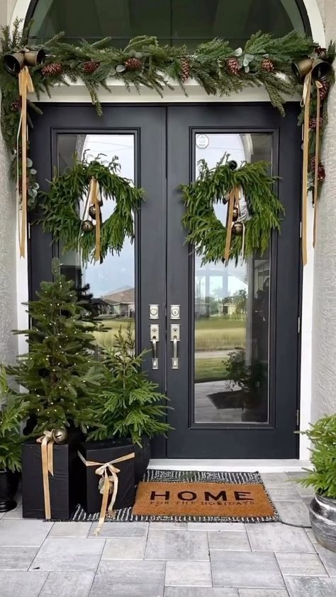 Porch Christmas Tree, Christmas Entry, Front Door Christmas Decorations, Garden Works, Christmas Pots, Christmas Planters, Christmas Decor Inspiration, Christmas Front Porch, Home Decor Ideas Living Room