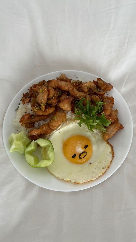 Gudetama and fried chicken: A match made in heaven Cute Egg Breakfast, Kawaii Lunch Ideas, Cute Savory Food, Kawaii Breakfast Food, Egg Food Ideas, Kawaii Healthy Food, Sanrio Breakfast, Sanrio Recipe, Sanrio Food Recipes