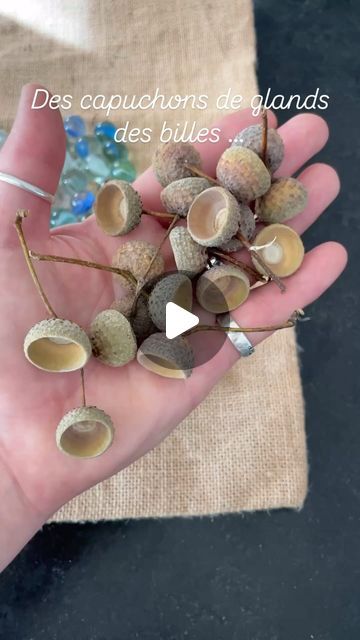 Audrey Tsopanis on Instagram: "Des capuchons de glands, des billes …. Une déco unique #diy #diyideas #diydecor #diyhomedecor #upcycling #dıy #diyproject #diyprojects #upcycle #deco #naturelovers #nature #deconature" Diy With Acorns, Suspension Noel Diy, Glands Deco, Crafts With Pine Cones, Glass Bead Crafts Diy Projects, Marble Crafts, Décoration Diy, Acorn Diy, Decoration Noel Nature