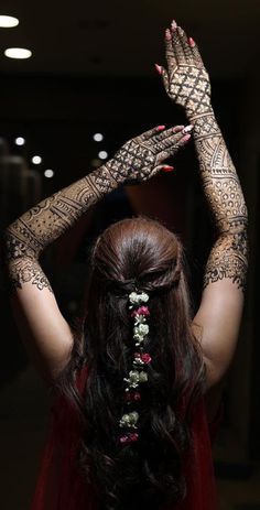 Mendhi Poses Bride, Bridal Mehndi Photography Poses, Bridal Mahendi Pose, Mehandhi Bride Poses, Mehandi Poses Photography Bride, Mehandi Pictures Ideas, Bridal Mehandi Poses, Bridal Mehndi Photoshoot Poses, Mehadi Pose Photo