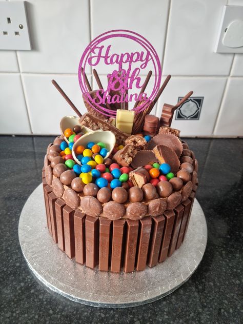 Chocolate Birthday Cake Ideas, Cupcake Recipes Uk, Chocolate Explosion Cake, Chocolate Birthday Cake Decoration, Chocolate Bar Cakes, Explosion Cake, Wolf Cake, Funfetti Birthday, Farewell Cake