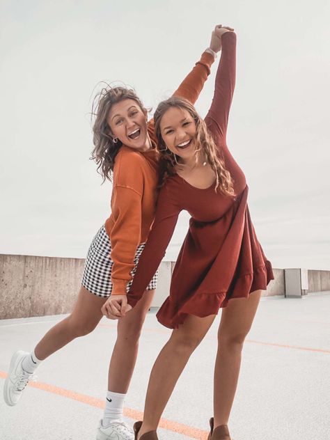 Foto Best Friend, Sisters Photoshoot Poses, Sister Photography, Sister Poses, Friendship Photoshoot, Sisters Photoshoot, Friend Pictures Poses, Best Friend Photography, Best Friend Poses