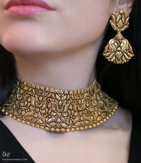 Jaipur Gems Gorgeous Gold chocker necklace and earrings #GoldJewelleryBeautiful Gold Chocker Necklace, Buy Gold Jewelry, Handmade Gold Jewellery, Fine Gold Jewelry, Chocker Necklace, Gold Jewelry Sets, Gold Jewelry Earrings, Pearl Jewelry Necklace, Jewelry Showcases