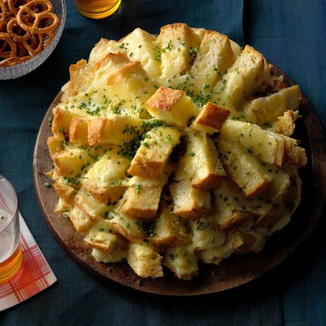 Party Cheese Bread Pull Apart Cheese Bread, Party Bread, Thanksgiving Appetizers Easy, Cheese Bread Recipe, Thanksgiving Appetizers, Monterey Jack, Holiday Appetizers, Cheese Bread, Christmas Appetizers