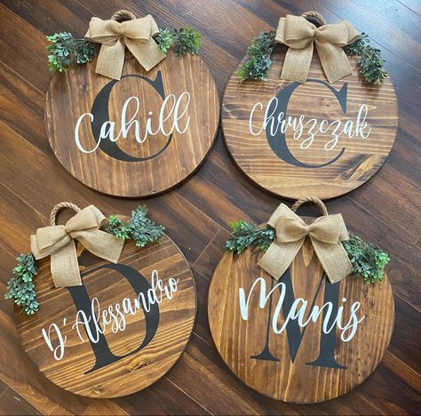 Wooden Signs Cricut Diy, Wood Round Cricut Crafts, Diy Wood Circle Projects, Diy Round Wooden Signs Cricut, Diy Cricut Door Signs, Cricut Projects Signs Diy Wood, Cricut Plaque Ideas, Wooden Rounds Sign, Diy Circle Wood Sign