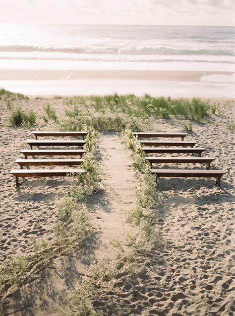 Organic, elegant coastal wedding inspiration showcasing the Oregon shore via Magnolia Rouge Oregon Beach Wedding, Coastal Wedding Inspiration, Small Beach Weddings, Oregon Coast Wedding, Simple Beach Wedding, Beachy Wedding, Oregon Beaches, Beach Wedding Inspiration, Beach Wedding Photography