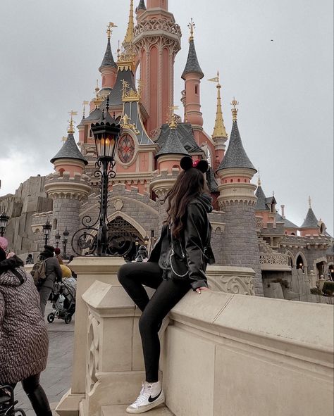 Euro Disney Paris Outfit, Disney Paris Photo Ideas, Disneyland Paris Picture Ideas, Disneyland Paris Instagram Pictures, Disney Paris Aesthetic, Ig Inspo Pics Winter, Disneyland Paris Photo Ideas, Disneyland Paris Outfit, Disneyland Paris Aesthetic