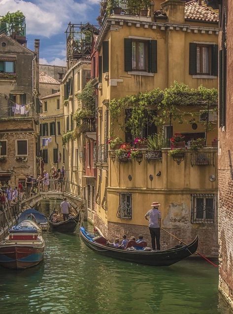 Italy Vibes, Italian Town, The Big City, Italy Summer, Hapkido, Buying A Home, Italy Aesthetic, Pretty Landscapes, Fame Dr