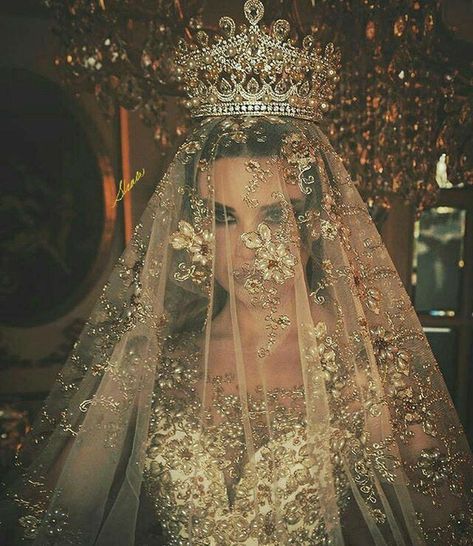 فستان سهرة, Wedding Crown, Wedding Veils, Dream Wedding Dresses, Dream Dress, Gold Wedding, Future Wedding, Pretty Dresses, Beautiful Weddings